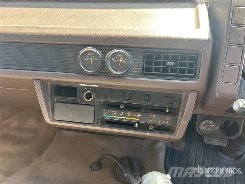 Mitsubishi FM515 4x2 Crew Cab Livestock Truck Citi