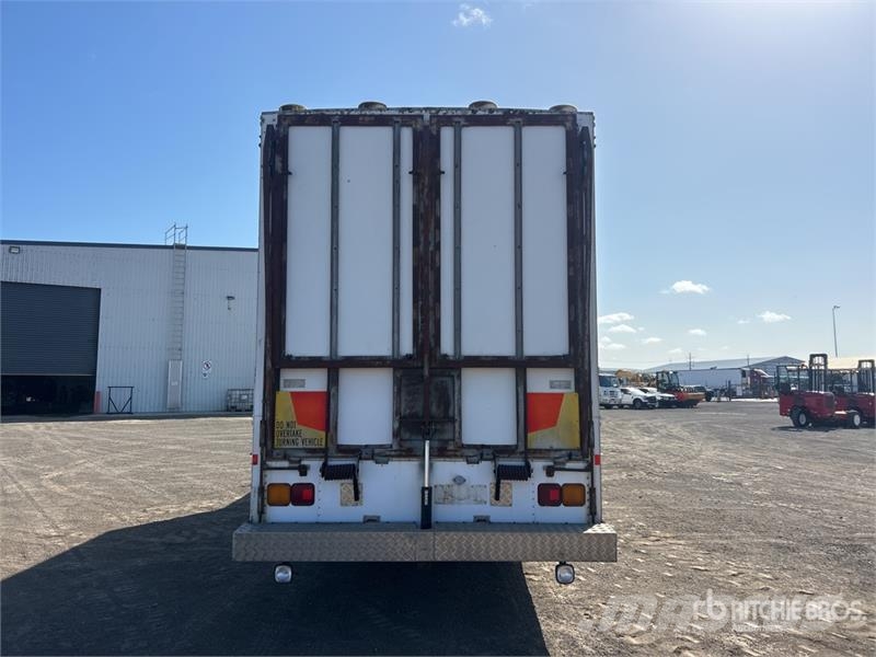 Mitsubishi FM515 4x2 Crew Cab Livestock Truck Citi