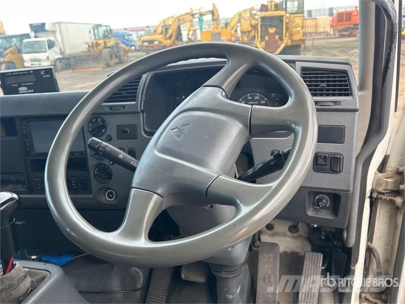 Mitsubishi FN600 6x2 Refrigerated Truck شاحنات بدرجة حرارة قابلة للضبط