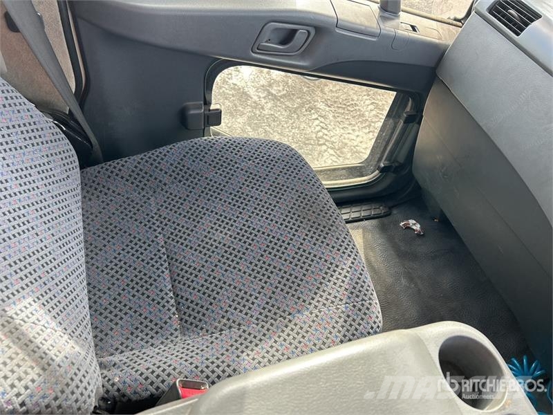 Mitsubishi FN600 6x2 Refrigerated Truck شاحنات بدرجة حرارة قابلة للضبط