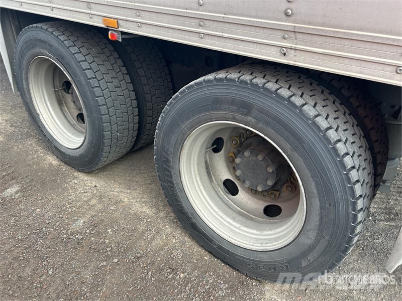 Mitsubishi FN600 6x2 Refrigerated Truck شاحنات بدرجة حرارة قابلة للضبط