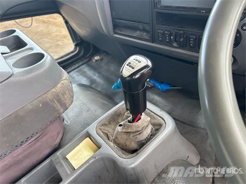 Mitsubishi FN600 6x2 Refrigerated Truck شاحنات بدرجة حرارة قابلة للضبط