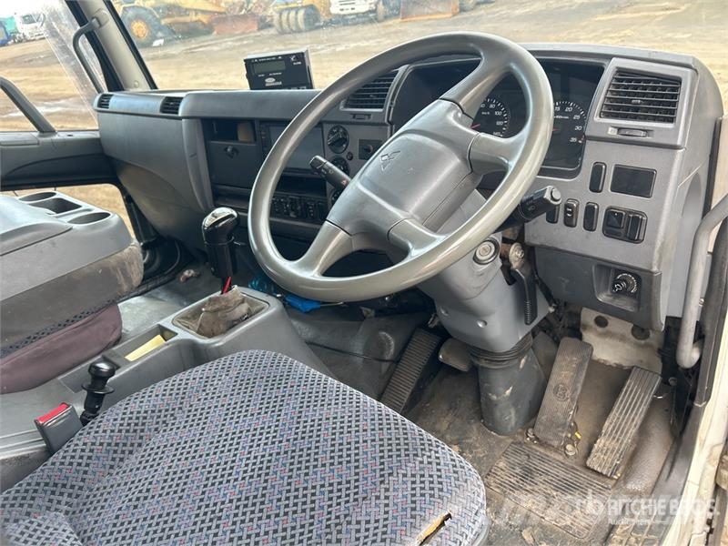 Mitsubishi FN600 6x2 Refrigerated Truck شاحنات بدرجة حرارة قابلة للضبط
