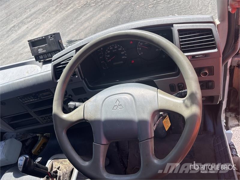 Mitsubishi FN600 6x2 Refrigerated Truck Temperature controlled trucks