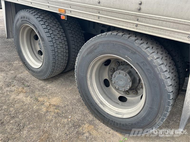 Mitsubishi FN600 6x2 Refrigerated Truck شاحنات بدرجة حرارة قابلة للضبط