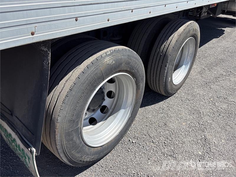 Mitsubishi FN600 6x2 Refrigerated Truck Temperature controlled trucks