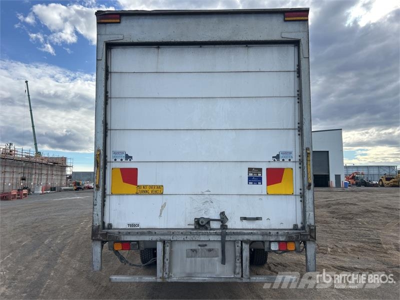 Mitsubishi FN600 6x2 Refrigerated Truck شاحنات بدرجة حرارة قابلة للضبط