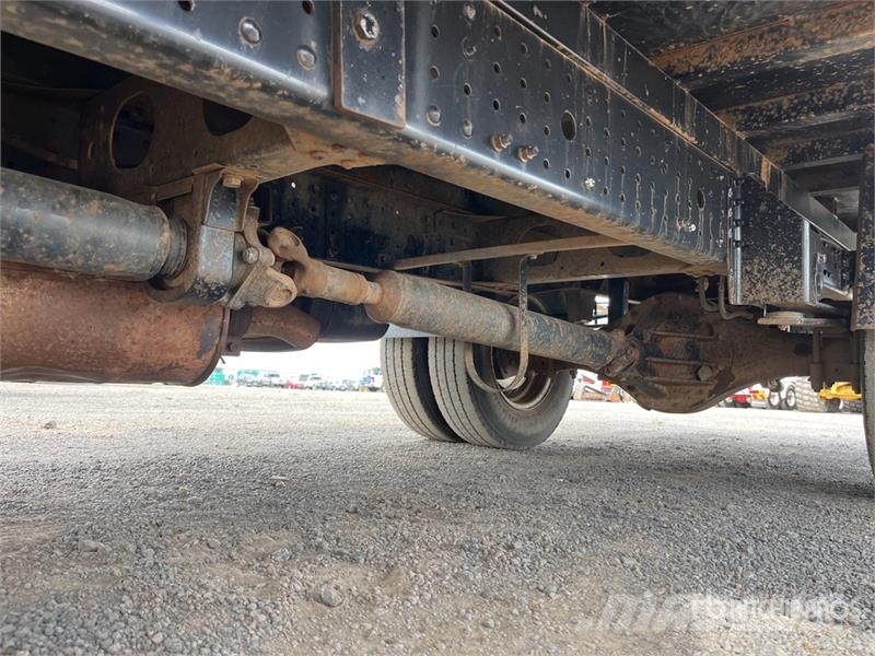 Mitsubishi Fuso Canter 7/800 4x2 Crew Cab Flatbed Truck Flatbed / Dropside trucks