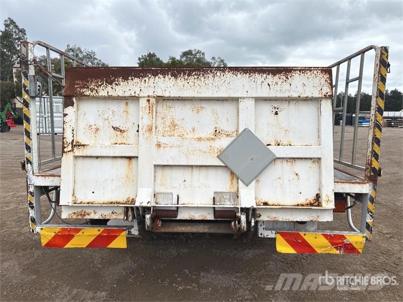 Mitsubishi Fuso Canter 7/800 4x2 Flatbed Truck Tovornjaki s kesonom/platojem
