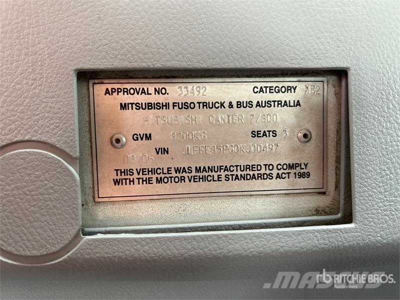 Mitsubishi Fuso Canter 7/800 4x2 Flatbed Truck Tovornjaki s kesonom/platojem