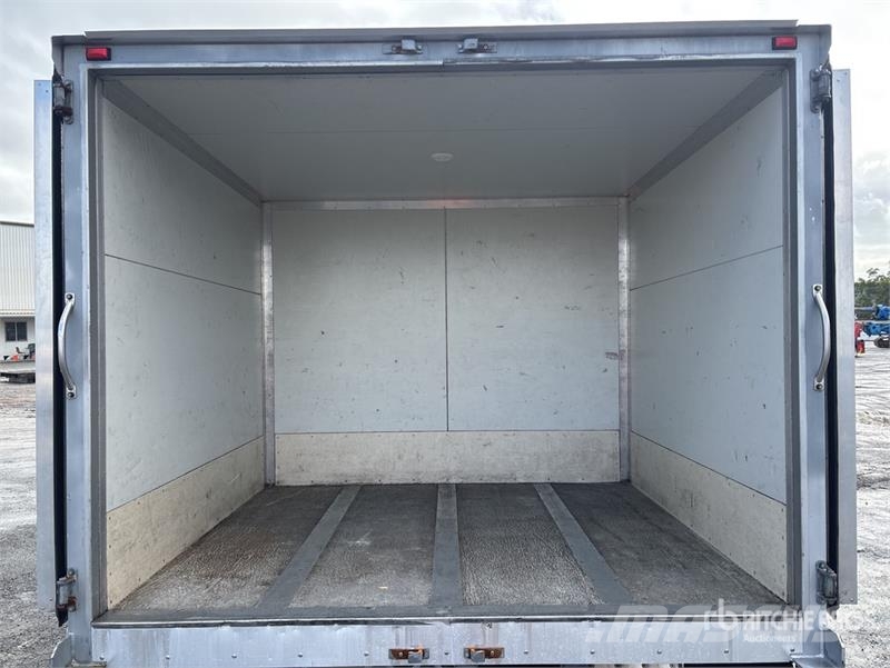 Mitsubishi Fuso Canter 7/800 4x2 Refrigerated Truck شاحنات بدرجة حرارة قابلة للضبط