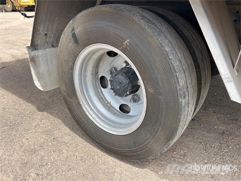 Mitsubishi Fuso Canter 4x2 Flatbed Truck Flatbed / Dropside trucks