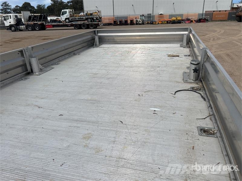 Mitsubishi Fuso Canter 4x2 Flatbed Truck Flatbed / Dropside trucks