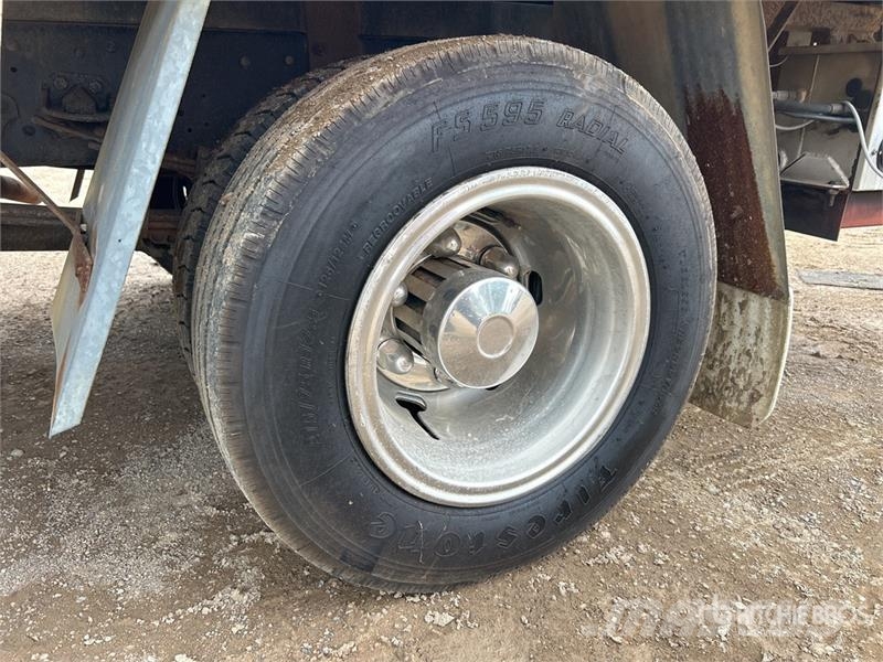Mitsubishi Fuso Canter 7/800 4x2 Flatbed Truck Tovornjaki s kesonom/platojem