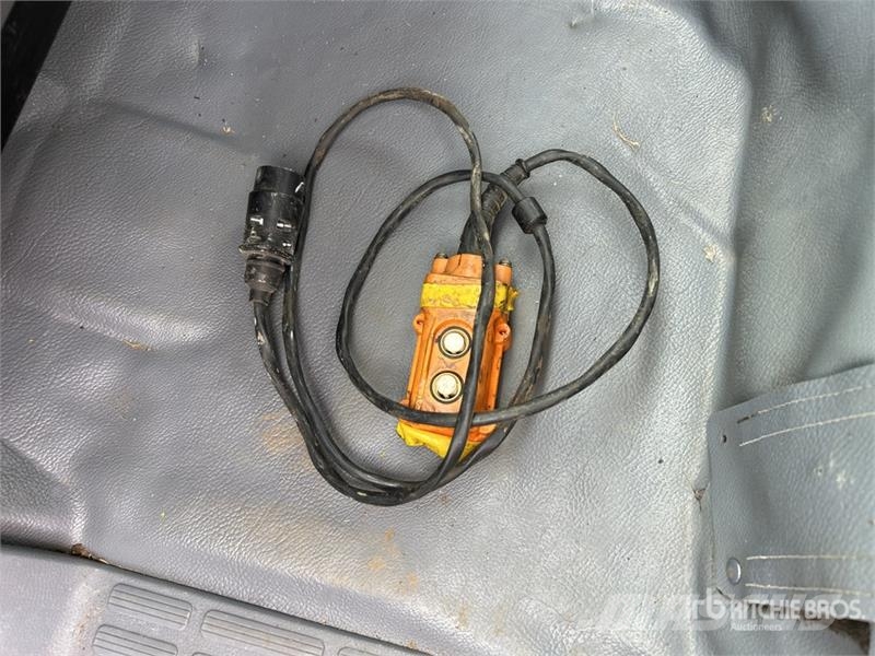 Mitsubishi Fuso Canter 7/800 4x2 Flatbed Truck Tovornjaki s kesonom/platojem