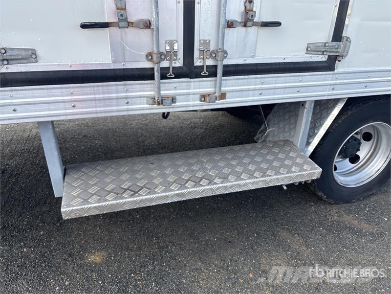 Mitsubishi Fuso Canter 7/800 4x2 Refrigerated Truck شاحنات بدرجة حرارة قابلة للضبط