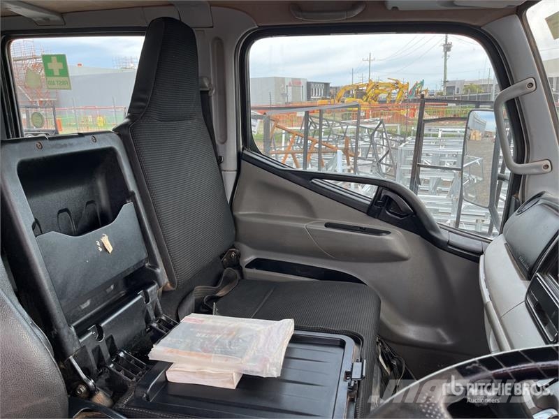 Mitsubishi Fuso Canter 7/800 4x2 Crew Cab Flatbed Truck Flatbed / Dropside trucks