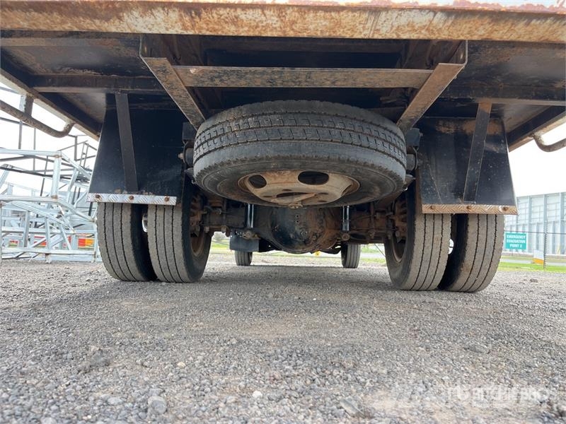 Mitsubishi Fuso Canter 7/800 4x2 Crew Cab Flatbed Truck Flatbed / Dropside trucks