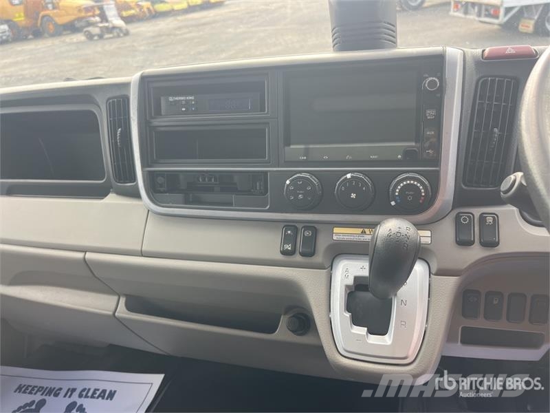 Mitsubishi Fuso Canter 7/800 4x2 Refrigerated Truck شاحنات بدرجة حرارة قابلة للضبط