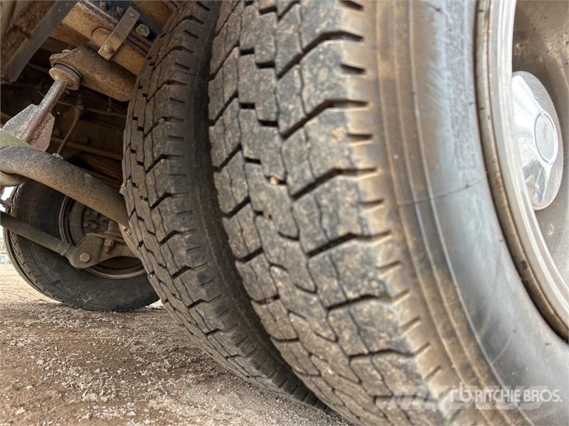 Mitsubishi Fuso Canter 7/800 4x2 Flatbed Truck Tovornjaki s kesonom/platojem