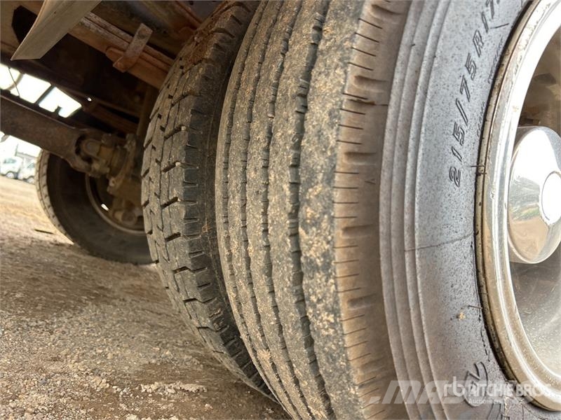 Mitsubishi Fuso Canter 7/800 4x2 Flatbed Truck Tovornjaki s kesonom/platojem