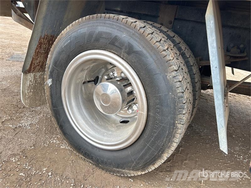 Mitsubishi Fuso Canter 7/800 4x2 Flatbed Truck Tovornjaki s kesonom/platojem