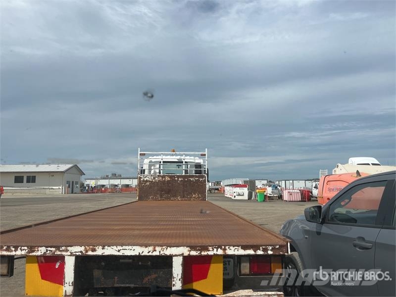 Mitsubishi Fuso Canter 7/800 4x2 Crew Cab Flatbed Truck Flatbed / Dropside trucks