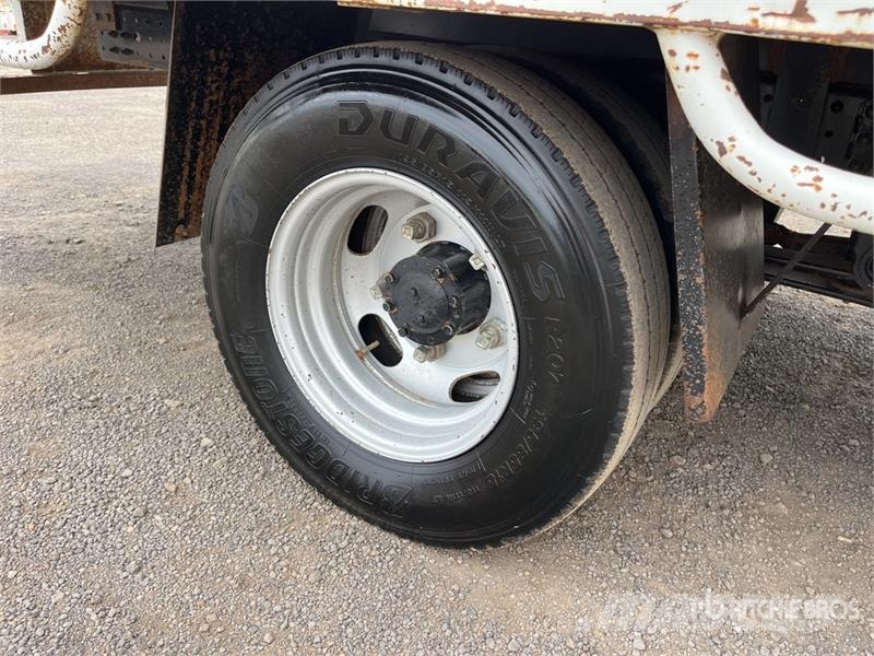 Mitsubishi Fuso Canter 7/800 4x2 Crew Cab Flatbed Truck Flatbed / Dropside trucks