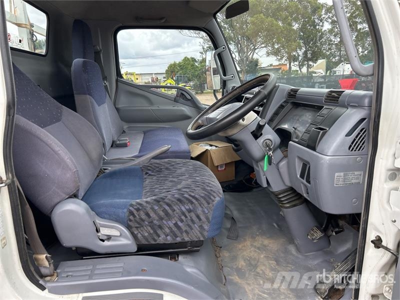 Mitsubishi Fuso Canter 7/800 4x2 Flatbed Truck Tovornjaki s kesonom/platojem