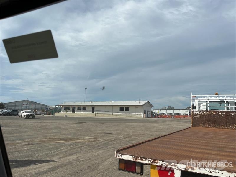 Mitsubishi Fuso Canter 7/800 4x2 Crew Cab Flatbed Truck Flatbed / Dropside trucks