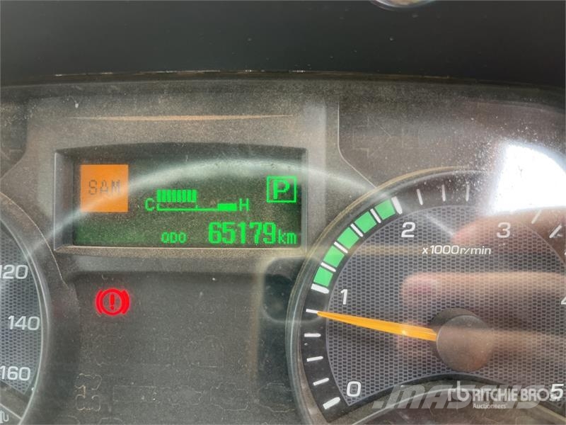 Mitsubishi Fuso Canter 7/800 4x2 Crew Cab Flatbed Truck Flatbed / Dropside trucks