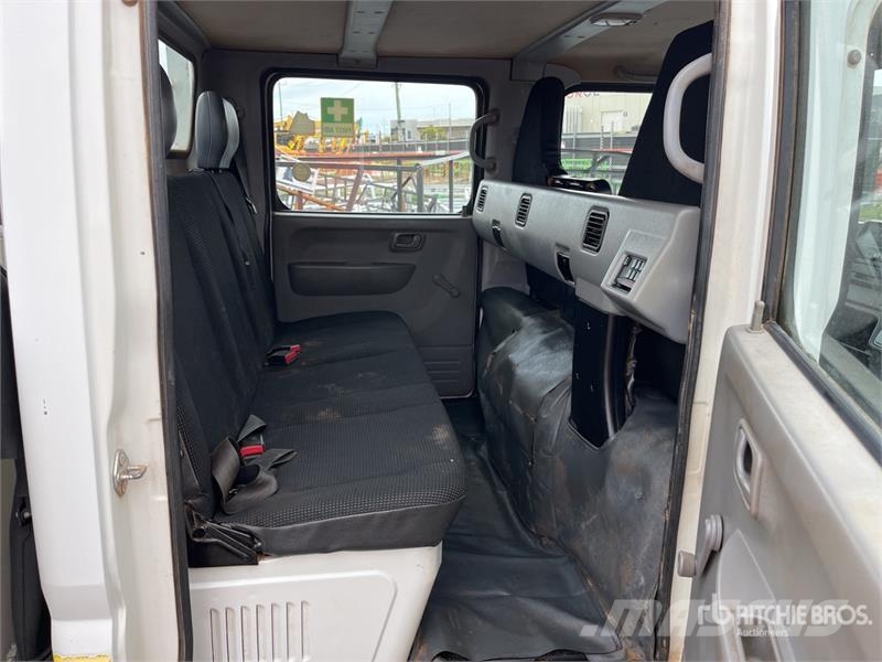Mitsubishi Fuso Canter 7/800 4x2 Crew Cab Flatbed Truck Flatbed / Dropside trucks