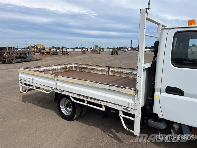 Mitsubishi Fuso Canter 7/800 4x2 Crew Cab Flatbed Truck Flatbed / Dropside trucks