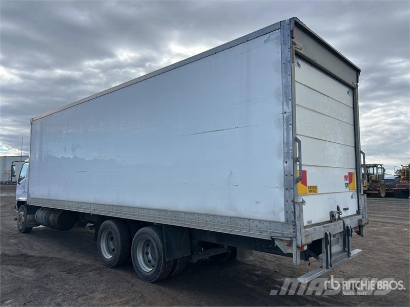 Mitsubishi Fuso Fighter FN600 6x2 Refrigerated Truck شاحنات بدرجة حرارة قابلة للضبط