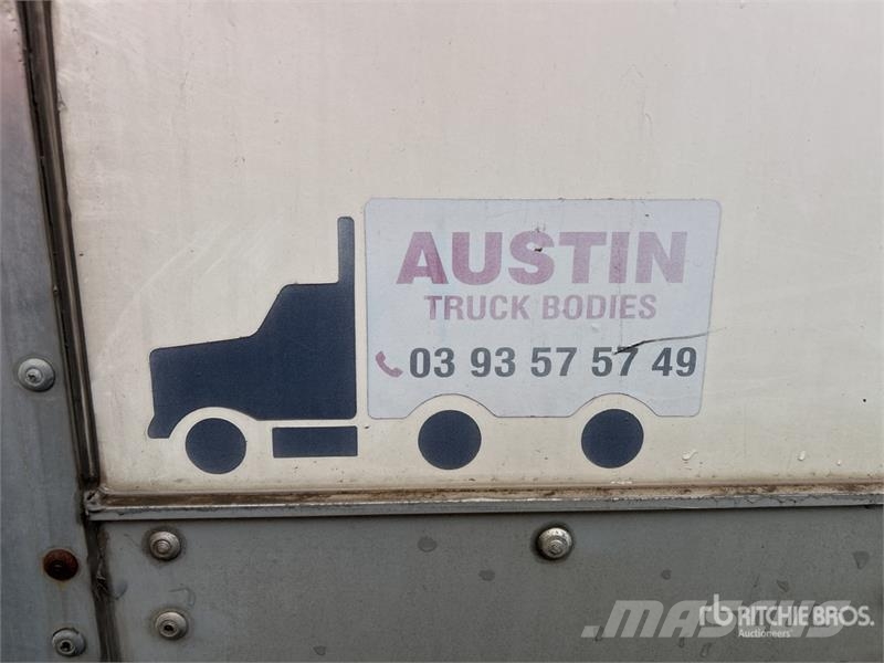 Mitsubishi Fuso Fighter FN600 6x2 Refrigerated Truck شاحنات بدرجة حرارة قابلة للضبط
