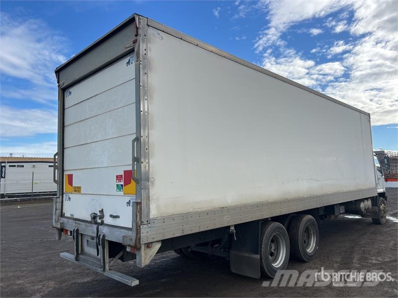 Mitsubishi Fuso Fighter FN600 6x2 Refrigerated Truck شاحنات بدرجة حرارة قابلة للضبط
