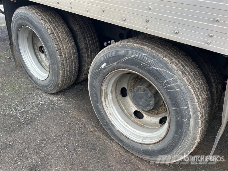 Mitsubishi Fuso Fighter FN600 6x2 Refrigerated Truck شاحنات بدرجة حرارة قابلة للضبط