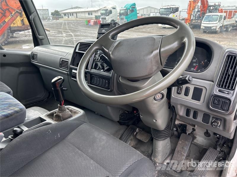 Mitsubishi Fuso Fighter FN600 6x2 Refrigerated Truck شاحنات بدرجة حرارة قابلة للضبط