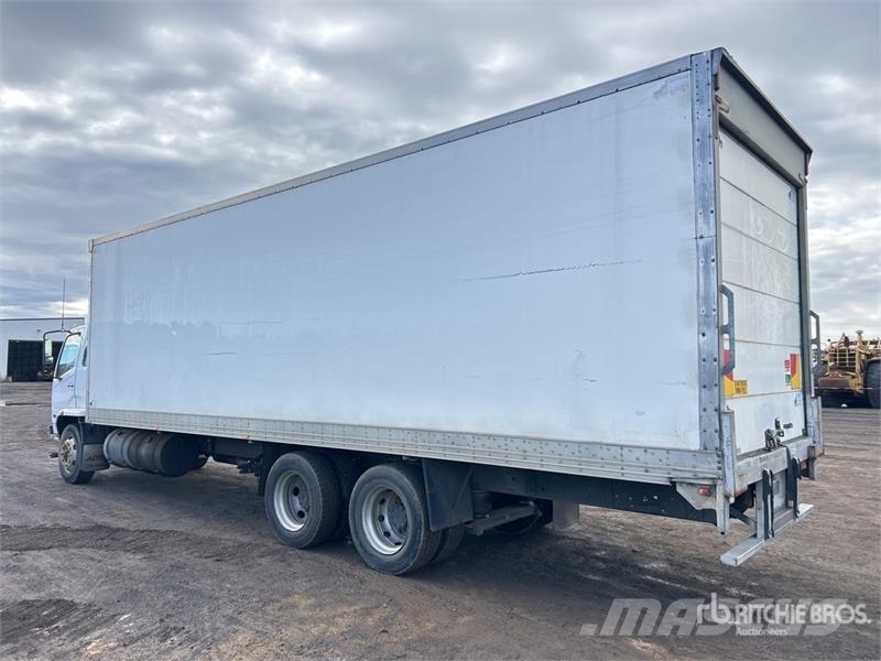 Mitsubishi Fuso Fighter FN600 6x2 Refrigerated Truck شاحنات بدرجة حرارة قابلة للضبط
