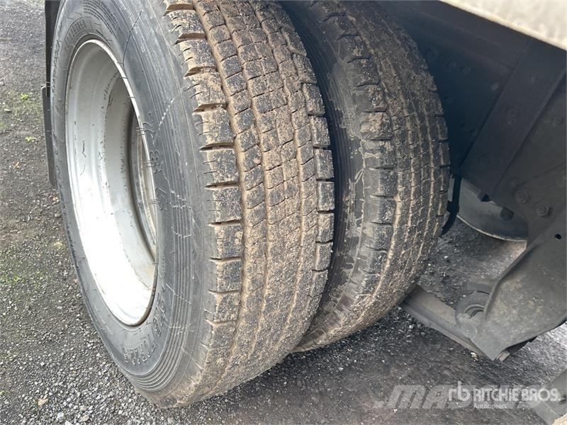 Mitsubishi Fuso Fighter FN600 6x2 Refrigerated Truck شاحنات بدرجة حرارة قابلة للضبط