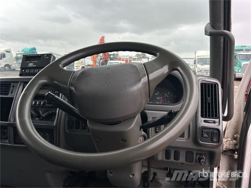 Mitsubishi Fuso Fighter FN600 6x2 Refrigerated Truck شاحنات بدرجة حرارة قابلة للضبط