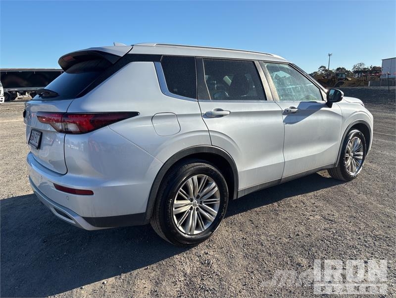 Mitsubishi Outlander PKWs