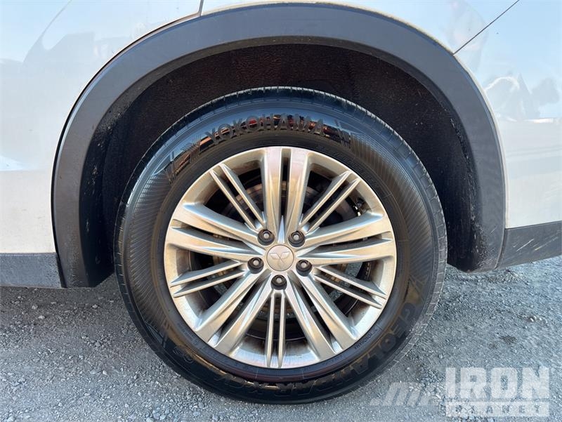 Mitsubishi Outlander PKWs