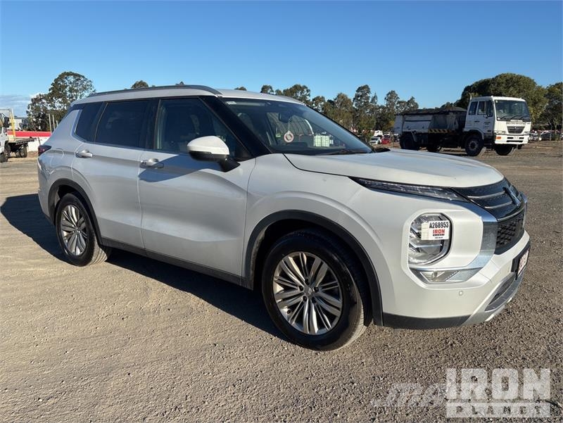 Mitsubishi Outlander PKWs