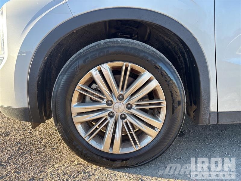 Mitsubishi Outlander PKWs