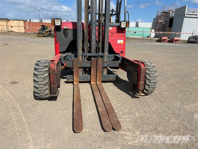 Moffett M8 35.3 3x3 Truck Mounted Forklift Medbringertruck