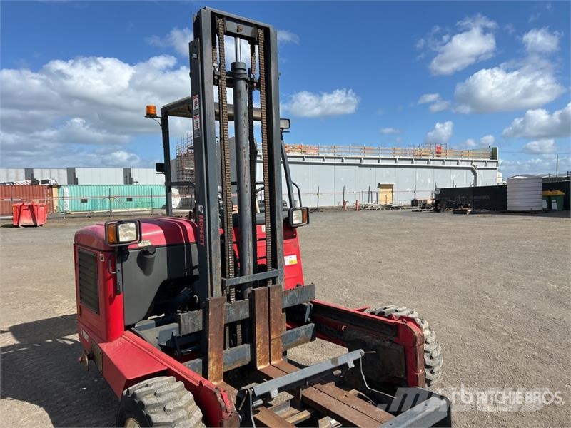 Moffett M8 35.3 3x3 Truck Mounted Forklift Medbringertruck
