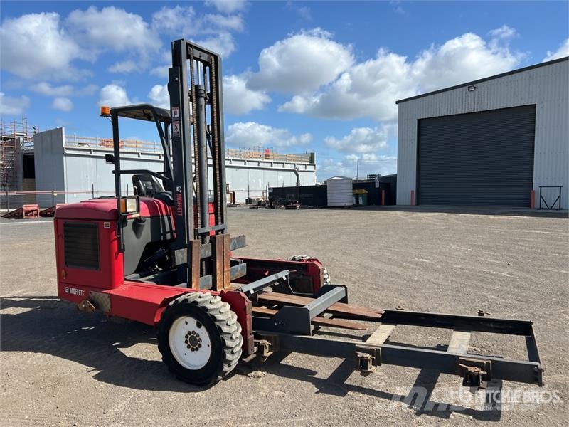 Moffett M8 35.3 3x3 Truck Mounted Forklift Medbringertruck