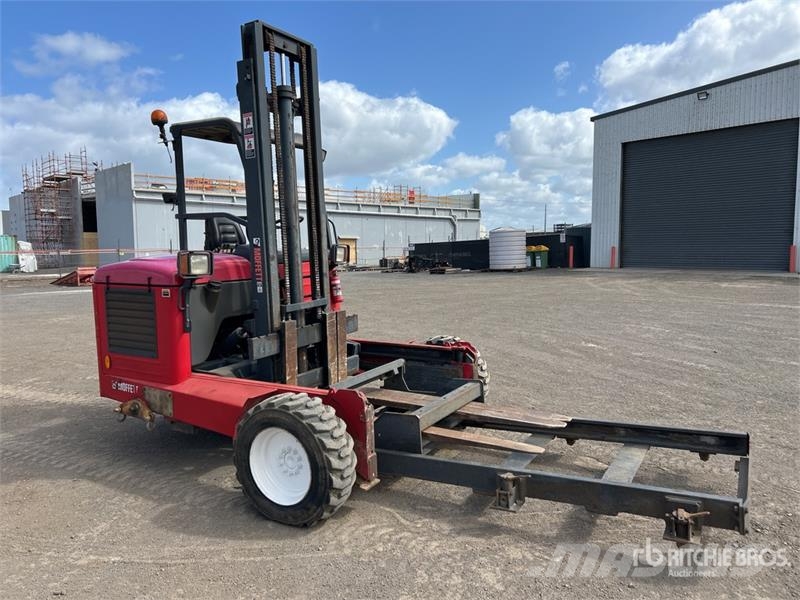 Moffett M8 35.3 3x3 Truck Mounted Forklift Medbringertruck