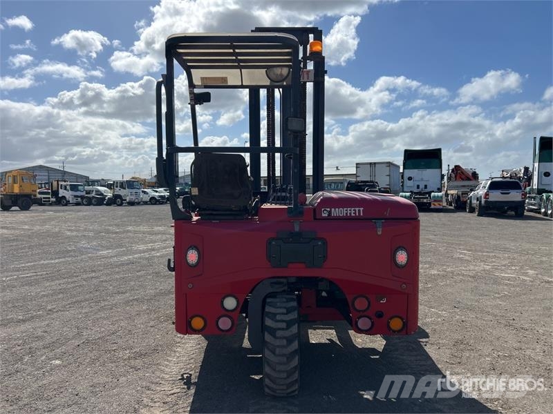 Moffett M8 35.3 3x3 Truck Mounted Forklift Medbringertruck